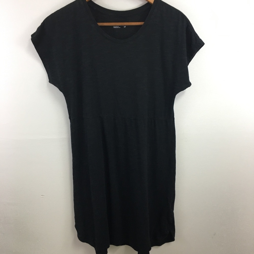 Columbia black T-shirt dress pleating in back